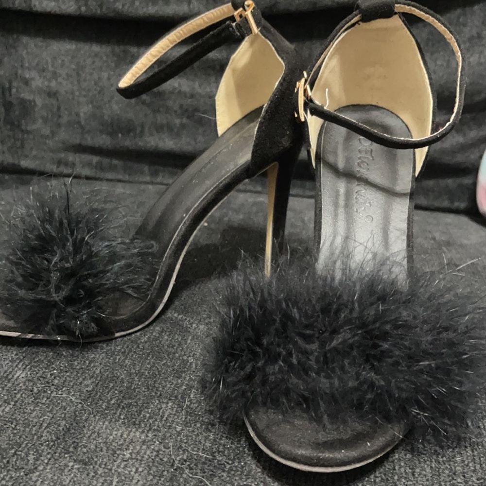 Fun trendy shoe:) never worn